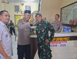 Danramil dan Camat Tamalate Beri Kejutan Hari Bhayangkara ke-80 di Polsek Tamalate.
