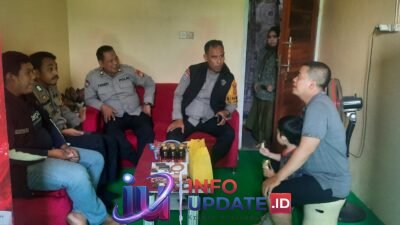 Tunjukkan Solidaritas, Kanit Binmas Polsek Tamalate Jenguk Bhabinkamtibmas yang Sakit