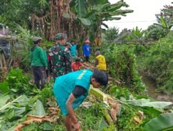 Koramil 1406-02/Tanasitolo laksanakan Karya Bhakti bersama mahasiswa KKN dan masyarakat