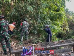 Koramil 1406-08/Sabbangparu laksanakan Karya Bhakti pembersihan jalan tani dan saluran irigasi