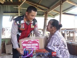 Sambut HUT ke-81 RI, Kapolres Wajo Turun Langsung Bagikan 30 Dos Bansos ke Warga di TPI 45