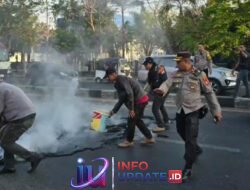 Kompol Muhammad Idris Pimpin Personel Polsek Tamalate Bersih-bersih Puing Pembakaran Ban Pasca Aksi Demo 27 Agustus 2026