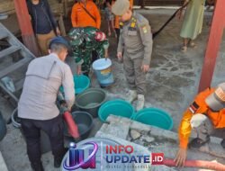 Babinsa Koramil 1406-01/Tempe Bersama Satgas BPBD Distribusikan Air Bersih di Kecamatan Tanasitolo