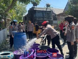 Polwan Polres Wajo Turun Langsung Berbagi Air Bersih untuk Warga Terdampak Kekeringan