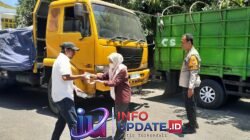 Polsek Tamalate & Catering Madinah Bagi Ratusan Es Buah ke Pengendara Antre BBM di SPBU Alauddin Makassar