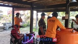 Babinsa Koramil 1406-10/Pitumpanua Dampingi Penyaluran Air Bersih bagi Warga Terdampak Kemarau