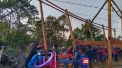 Babinsa Koramil 1406-10/Pitumpanua Gotong Royong Dirikan Rumah Warga di Desa Abbanderangnge