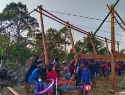 Babinsa Koramil 1406-10/Pitumpanua Gotong Royong Dirikan Rumah Warga di Desa Abbanderangnge