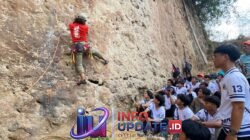Mahasiswa Pendidikan Kepelatihan Olahraga UNIMEN Praktek Panjat Tebing Mandu Tontonan