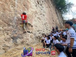 Mahasiswa Pendidikan Kepelatihan Olahraga UNIMEN Praktek Panjat Tebing Mandu Tontonan