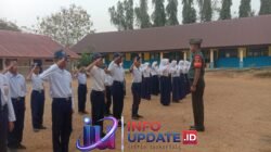 Babinsa Koramil 1406-09/Sajoanging Berikan Materi Wawasan Kebangsaan dan Latihan PBB kepada Siswa SMP 3 Penrang